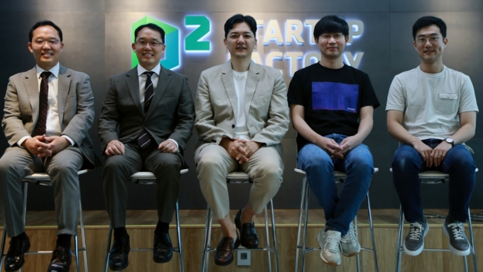 (왼쪽부터)윤시중 프리딕티브 최고전략책임자(CSO), 윤사중 대표, 김영인 가지랩 대표, 오현오 가우디오랩 대표, 인연수 지이모션 최고브랜드책임자(CBO)