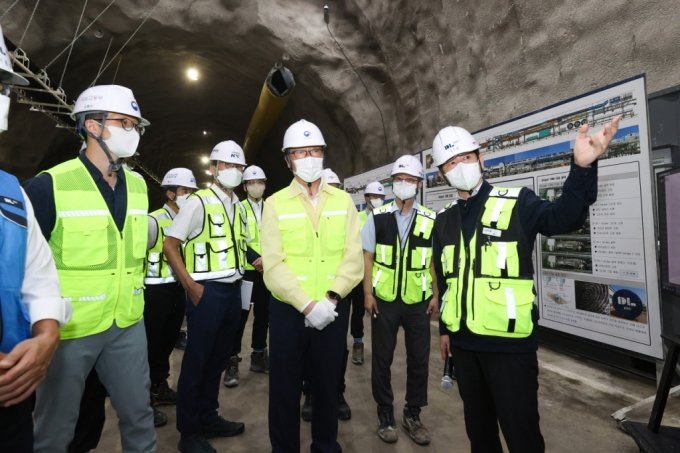 어명소 국토교통부 제2차관(가운데)은 17일 GTX-A노선 연신내역과 서울역 사이 지하 40m의 터널 건설현장을 방문했다. /사진제공=국토교통부