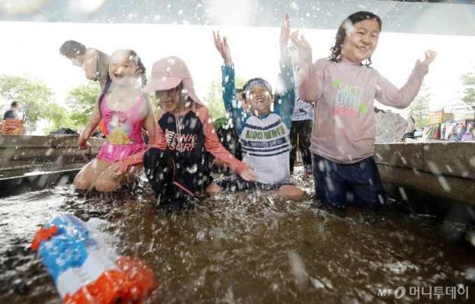 지난달 29일 영등포구 여의도 한강공원에서 어린이들이 물놀이를 하고 있다. /사진=김휘선 기자 hwijpg@