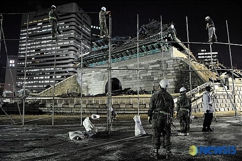 2008년 2월11일 새벽 화재로 전소, 붕괴된 국보1호 숭례문이 참혹한 모습을 보이고 있는 가운데 관계자들이 펜스를 설치하고 있다.  