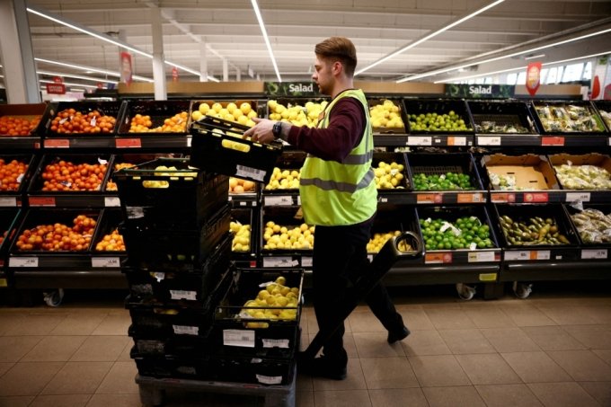 지난 7월 22일(현지시간) 영국 런던 서부 리치몬드의 세인즈베리 슈퍼마켓에서 직원이 식료품대를 정리하고 있다.  (C) 로이터통신=뉴스1 