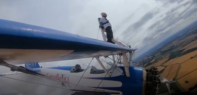 93세 영국 할머니가 지난 4일 비행기 위에 타 하늘을 나는 익스트림 스포츠 &#039;윙워킹&#039;에 5번째로 도전해 성공했다./사진=유튜브 캡처