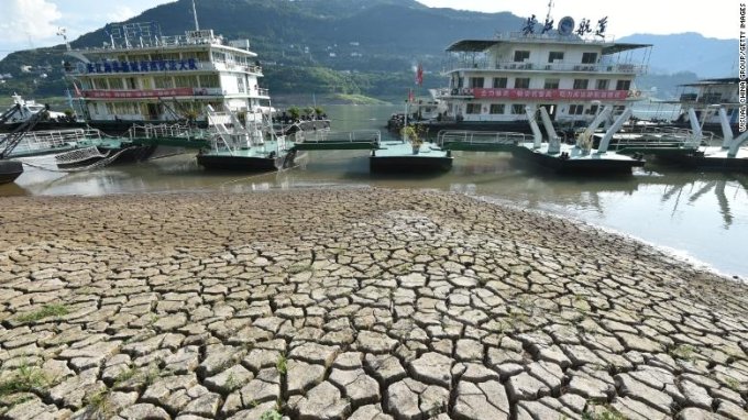 지난 16일 중국 남서부 쓰촨성에 있는 충칭시 윈양현의 양쯔강 수위가 떨어진 후 건조한 강바닥이 드러났다. /사진=뉴시스