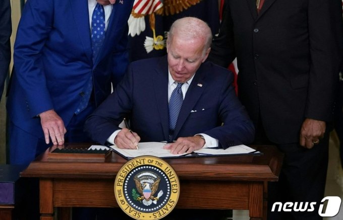 조 바이든 미국 대통령이 16일 (현지시간) 워싱턴 백악관에서  기후변화 대응과 의료보장 확충, 대기업 증세 등을 담은 &#039;인플레이션 감축법&#039;에 서명을 하고 있다.  /AFPBBNews=뉴스1 