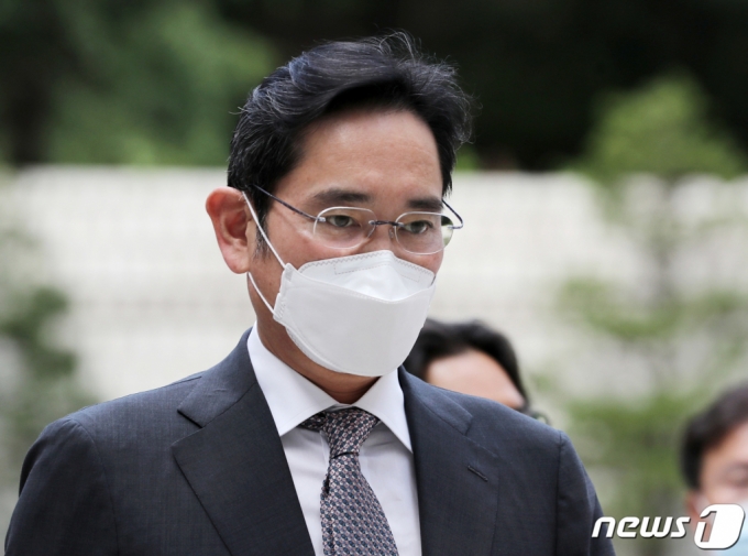 이재용 삼성전자 부회장이 18일 오전 서울 서초구 서울중앙지방법원에서 열린 부당 합병 및 회계부정 혐의 관련 속행공판에 출석하고 있다./사진=뉴스1