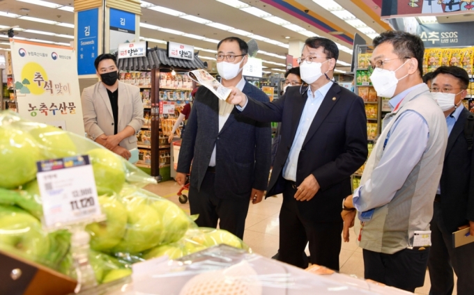 방기선 기획재정부 1차관이 18일 서울 중구 롯데마트 서울역점을 방문, 매장을 시찰하고 있다./ 사진 자료=기획재정부