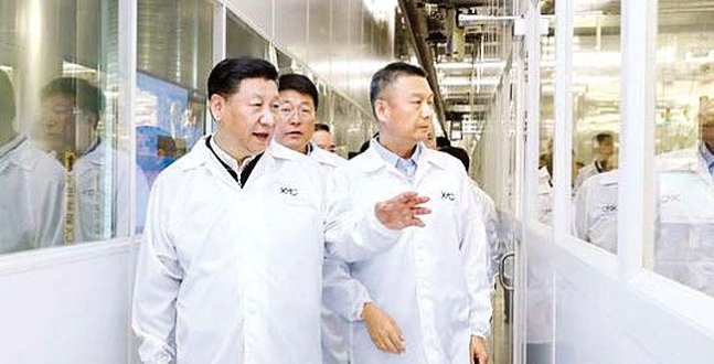 시진핑(왼쪽) 중국 국가주석이 2018년 4월 칭화유니 반도체 공장을 둘러보고 있다. /ⓒAP=뉴시스