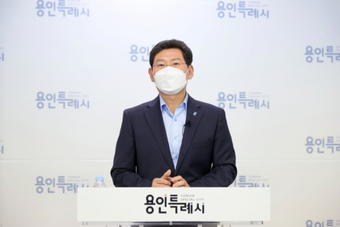 이상일 용인시장이 18일 취임 50일을 맞아 언론 브리핑을 열고 반도체 산업 육성 전략을 설명하고 있다./사진제공=용인시