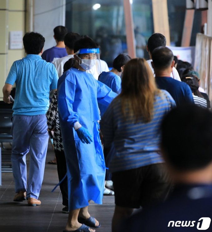 17일 오전 서울 송파구보건소에 마련된 신종 코로나바이러스 감염증(코로나19) 선별진료소에서 의료진이 검사를 위해 대기 중인 시민들을 안내하고 있다. / 사진 = 뉴스1