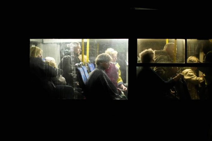[자포리자=AP/뉴시스] 8일(현지시간) 우크라이나 마리우폴에서 탈출한 피란민들이 아조우스탈 제철소에서 대피한 주민과 함께 자포리자 피란민 센터에 도착해 버스에 앉아 있다. 2022.05.09.