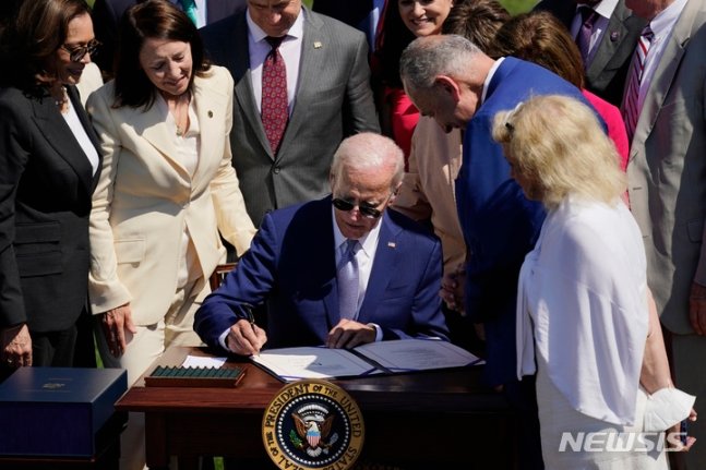 [워싱턴=AP/뉴시스]조 바이든 미국 대통령이 9일(현지시간) 백악관에서 반도체과학법에 서명하고 있다. 2022.08.09.