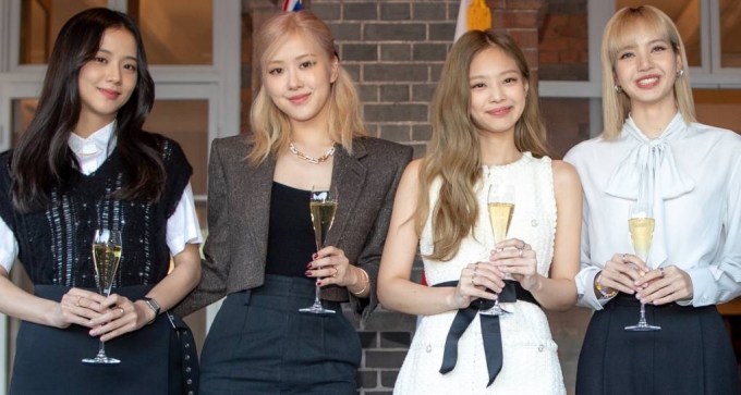 블랙핑크가 지난 5월26일 오후 서울 중구 주한영국대사관저에서 열린 엘리자베스 2세 여왕 생신 축하연에서 기념촬영을 하고 있다./사진=뉴시스