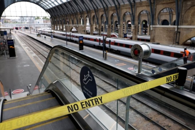 7월 27일(현지시간) 영국 철도 노조가 파업에 돌입, 런던 킹스크로스역에 출입 금지가 표기돼있다. /AFPBBNews=뉴스1