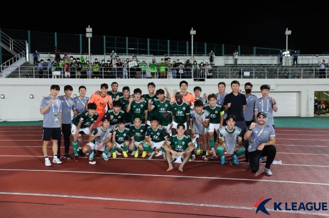 전북현대 선수들이 18일 대구FC를 꺾고 AFC 챔피언스리그 8강 진출을 확정한 뒤 기념 사진을 촬영하고 있다. /사진=한국프로축구연맹