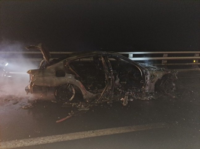 19일 오후 7시 35분께 부산 광안대교 상판을 달리던 BMW승용차에서 불이 났다. /사진=뉴시스(부산경찰청 제공)