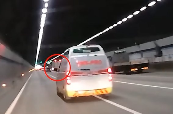  구급차 운전자가 한 차량 운전자를 향해 손가락 욕을 하는 영상이 공개됐다./사진=유튜브 &#039;한문철TV&#039;