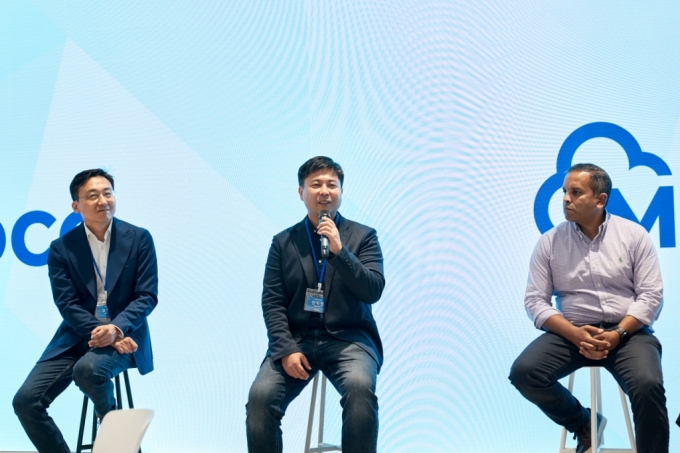 안익진 몰로코 대표(가운데)가 고민호 부사장(왼쪽), 수닐 라얀 CBO(오른쪽)와 함께 23일 강남 센터필드 몰로코 신사옥에서 기자회견을 열고 질의에 답변하고 있다./사진제공=몰로코