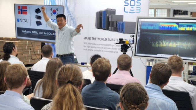 정지성 에스오에스랩 대표가 23일 노르웨이 과기대 학생들을 대상으로 강연하고 있다./사진제공=에스오에스랩 