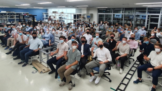 노르웨이 과기대 학생들이 에스오에스랩 서울 R&amp;D센터에서 단체사진을 찍고 있다./사진제공=에스오에스랩