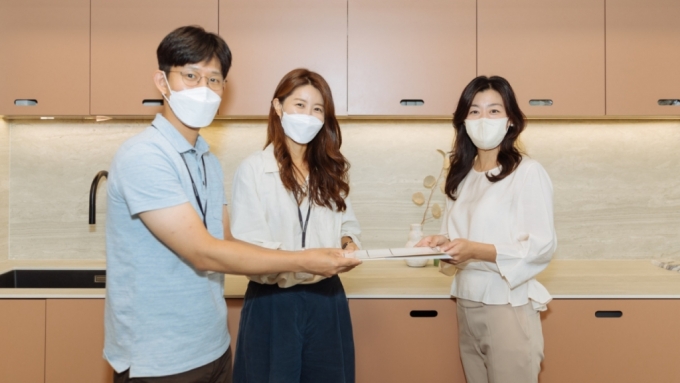 아파트멘터리의 윤소연(가운데), 김준영(왼쪽) 공동대표가 박혜연 홈리에종 대표(오른쪽)와 전략적 투자 협약식 후 사진을 찍고 있다./사진제공=아파트멘터리