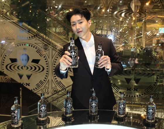 (서울=뉴스1) = 힙합 아티스트 박재범이 25일 오전 서울 영등포구 더현대 서울 지하1층 '원소주(WON SOJU)' 팝업스토어에서 제품을 소개하고 있다. 현대백화점은 다음달 3일까지 더현대 서울 지하 1층에서 힙합 아티스트 박재범이 론칭한 프리미엄 증류식 소주인 '원소주'의 팝업스토어를 국내 최초로 선보인다. (현대백화점 제공) 2022.2.25/뉴스1