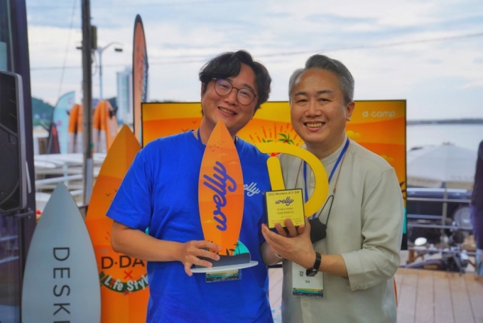 데스커상을 받은 배재호 더라피스 대표(왼쪽)와 강성문 일룸&middot;데스커 대표/사진제공=디캠프