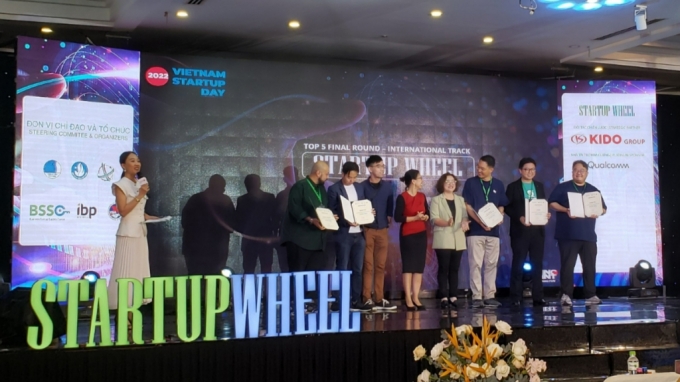 26일 베트남 호치민에서 열린 '스타트업 휠(Startup Wheel) 2022' 파이널 라운드에서 글로벌 참가 스타트업 중 탑5에 선정된 곳들이 무대 위에서 기념사진을 찍고 있다. /사진=최태범 기자