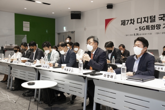박윤규 과학기술정보통신부 제2차관이 26일 오전 서울 강남구 삼성생명빌딩에서 '5G 특화망 기반 융합서비스 활성화' 주제로 열린 '제7차 디지털 국정과제 현장 간담회' 에 참석해 토론하고 있다. /사진=과학기술정보통신부