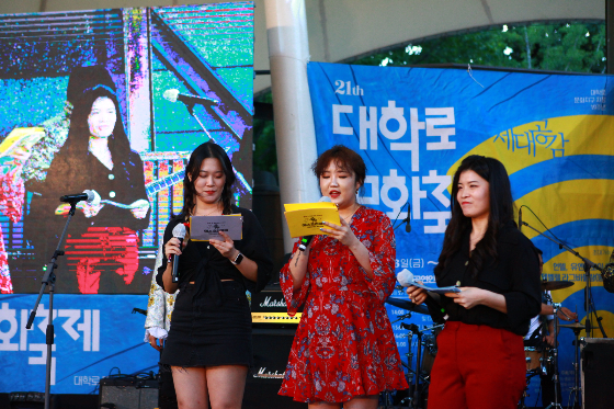 '2022 제4회 예스코리아배 직장인밴드페스티벌' 공동MC를 맡은 (사진 왼쪽부터)최해인 보컬(머니투데이대학가요제 금상), 이수빈 보컬(머니투데이대학가요제 대상), 곽정윤 보컬(인터엠배 직장인밴드페스티벌 대상)이 직장인밴드페스티벌의 시작을 알리고 있다/사진=이유미 기자