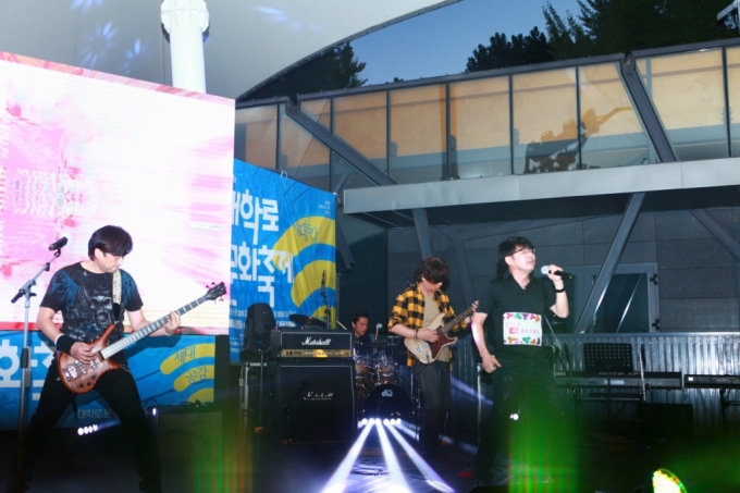 27일 저녁 대학로 마로니에공원 야외무대에서 열린 '제4회 예스코리아배 직장인밴드페스티벌'에서 참가번호 4번 '듣보작밴드'가 경연을 펼치고 있다/사진=이유미 기자