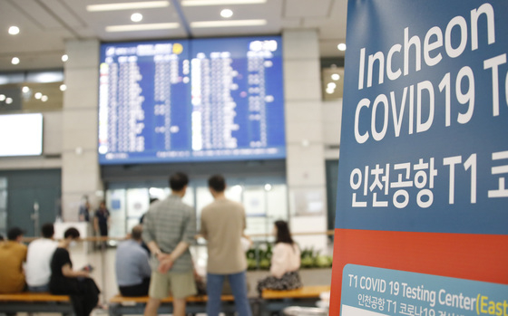 지난달 인천국제공항 제1여객터미널 입국장에 코로나19 안내문이 놓여있다. /사진=뉴스1