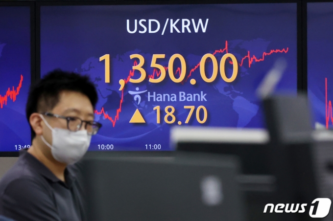 29일 오후 서울 중구 하나은행 명동점 딜링룸에서 직원들이 업무를 보고 있다. 이날 달러·원 환율은 전 종가 대비 11.2원 오른 1342.5원으로 거래를 시작해 장중 1350원을 돌파하며 연고점을 경신했다. 이는 13년 4개월여 만에 최고 수준이다. /사진=뉴스1