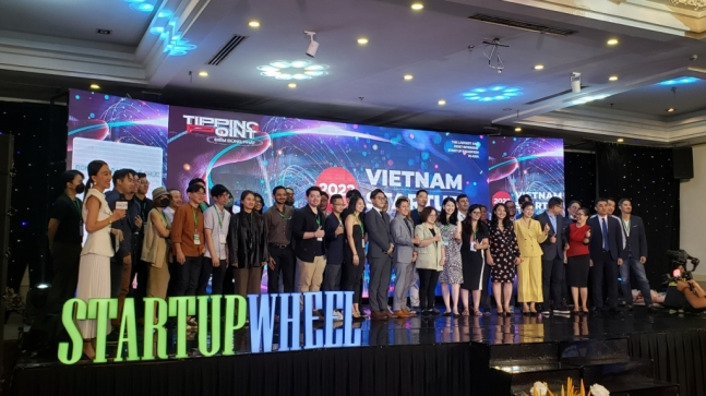 26일 베트남 호치민에서 열린 '스타트업 휠(Startup Wheel) 2022' 본선무대에 오른 스타트업들이 기념사진을 찍고 있다. /사진=최태범 기자