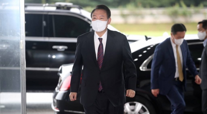 내년 공무원 월급 1.7% 인상, 4급 이상은 동결…장·차관 10% 반납 - 머니투데이 내년 공무원 월급 1.7% 인상, 4급 이상은 동결…장·차관 10% 반납 - 머니투데이