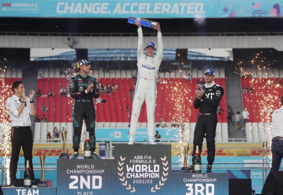 ▲서울 잠실종합운동장 일원에서 열린 2022 하나은행 서울 E-PRIX 16R 파이널 레이스, 2위로 시즌 8 월드 챔피언을 거머쥔 스토펠 반도른(메르세데스 포뮬러 E 팀)이 시상식서 포즈를 취하고 있다./사진-뉴시스