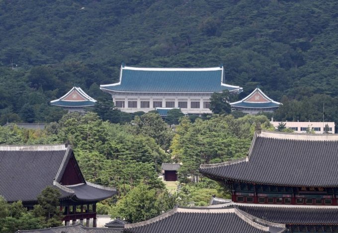 청와대 개방 100일을 맞은 지난 17일 오후 서울 종로구 북악산 아래 시민에게 개방된 청와대 본관이 보이고 있다./사진=뉴시스