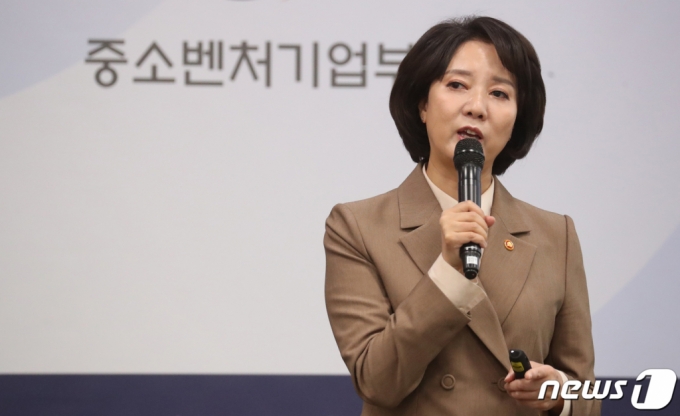 이영 중소벤처기업부 장관이 30일 서울 종로구 정부서울청사 별관에서 가진 취임 100일 기념 기자간담회에서 성과 및 핵심정책 추진 전략을 설명하고 있다. /사진=뉴스1