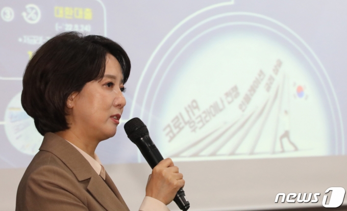 이영 중소벤처기업부 장관이 30일 서울 종로구 정부서울청사 별관에서 가진 취임 100일 기념 기자간담회에서 성과 및 핵심정책 추진 전략을 설명하고 있다. 2022.8.30/뉴스1 Copyright (C) 뉴스1. All rights reserved. 무단 전재 및 재배포 금지.