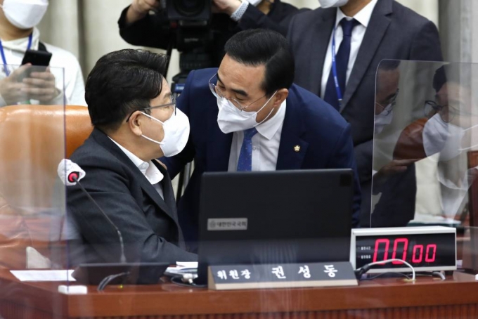 국회 운영위원회 권성동 위원장이 30일 오전 서울 여의도 국회에서 열린 운영위원회 전체회의에서 박홍근 더불어민주당 원내대표와 대화를 나누고 있다. / 사진제공=뉴시스