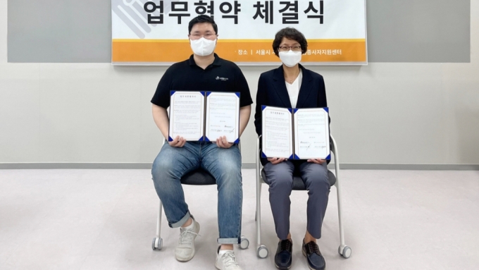 이진열 한국시니어연구소 대표(왼쪽)와 이윤경 서울시 서남어르신돌봄종사자지원센터장이 업무협약을 체결하고 있다./사진제공=한국시니어연구소