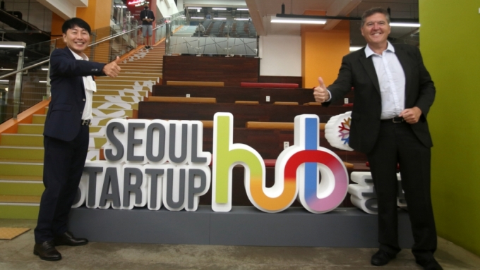 김현우 서울산업진흥원 대표이사(왼쪽)와 파우 솔라니야 바르셀로나 시의회 의원이 30일 서울 공덕역 소재 서울창업허브에서 협력의향서 체결 후 기념사진을 찍고 있다./사진제공=서울산업진흥원