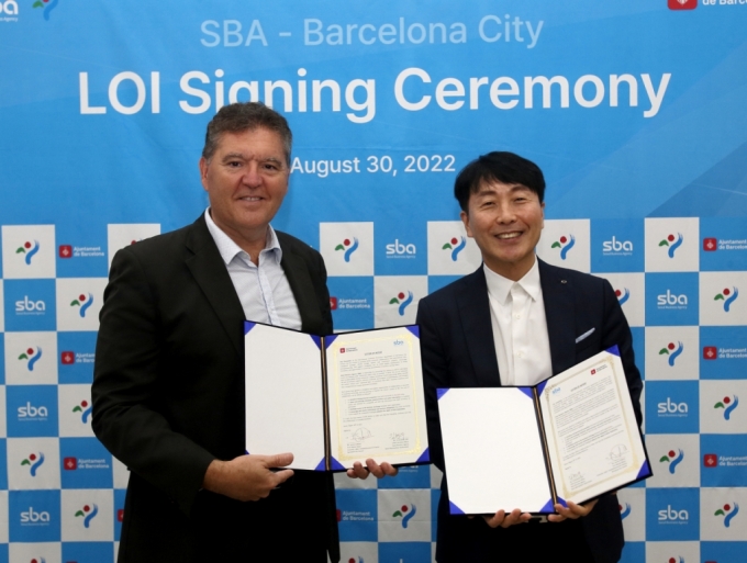 김현우 서울산업진흥원 대표이사(오른쪽)와 파우 솔라니야 바르셀로나 시의회 의원이 30일 서울 공덕역 소재 서울창업허브에서 협력의향서 체결 후 기념사진을 찍고 있다./사진제공=서울산업진흥원