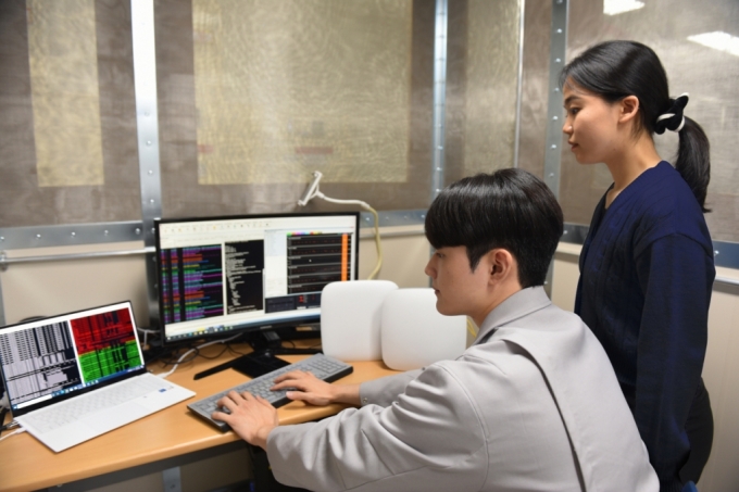 삼성전자 임직원들이 이음5G 전용 장비의 성능을 검증하고 있다. /사진=삼성전자