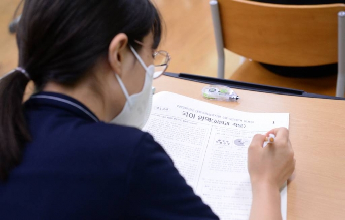  31일 울산 중구 중앙여자고등학교에서 고3 수험생들이 2023학년 대학수학능력시험 모의평가를 치르고 있다. /사진=뉴시스