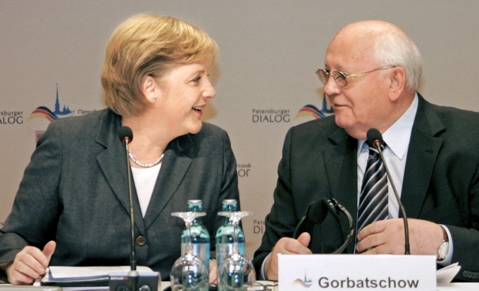 지난 2007년 앙겔라 메르켈 독일 총리(왼쪽)와 미하일 고르바초프 전 소련 대통령(오른쪽)이  대화를 나누고 있다. /ⓒ AFP=뉴스1