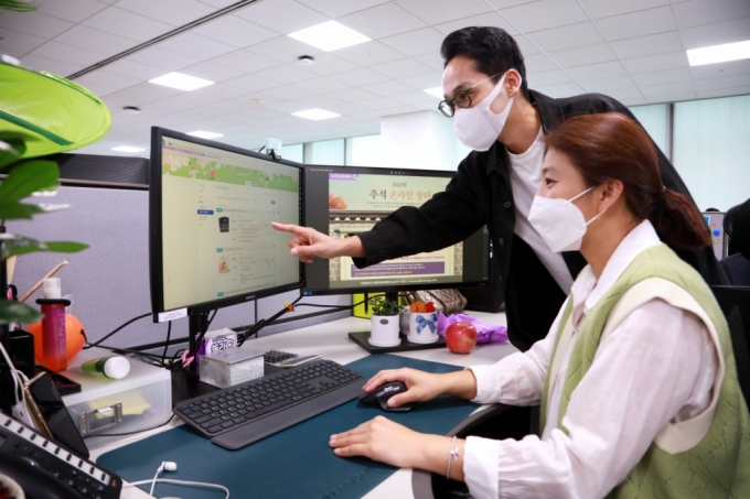 삼성 직원들이 추석 맞이 온라인 장터에서 상품을 구입하는 모습 /사진제공=삼성전자