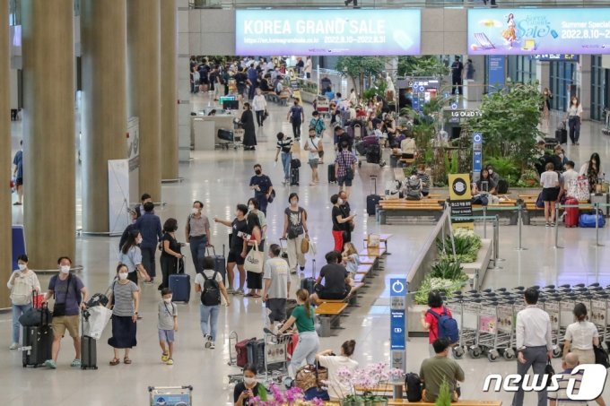 8월 한 달간 일본과 대만·마카오 3개국에 대한 무비자 입국 허용된다.  사진은 5일 인천국제공항 제1여객터미널 입국장이 여행객들로 붐비고 있다. /사진=뉴스1