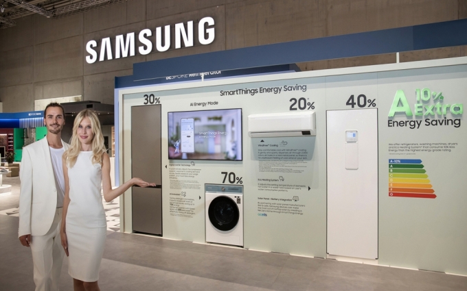 IFA 2022가 열리는 메세 베를린(Messe Berlin)에 위치한 시티 큐브 베를린(City Cube Berlin) '삼성 타운'에서 삼성전자 모델이 생활가전 전시존의 '지속가능한 홈'을 소개하고 있다. . /사진제공=삼성전자