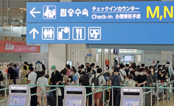 지난 7월 인천국제공항 제1여객터미널에서 해외로 출국하려는 관광객들이 인파를 이루고 있다. /사진=뉴스1