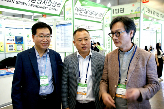 넥슨스타가 ENTECH 2022에서 에너지 자립형 수전해 특허 기술을 공개헀다. (사진 왼쪽부터)송학봉 피디티 대표, 이덕원 넥슨스타 대표, 임동하 한국생산기술연구원 울산본부 수석연구원/사진제공=넥슨스타